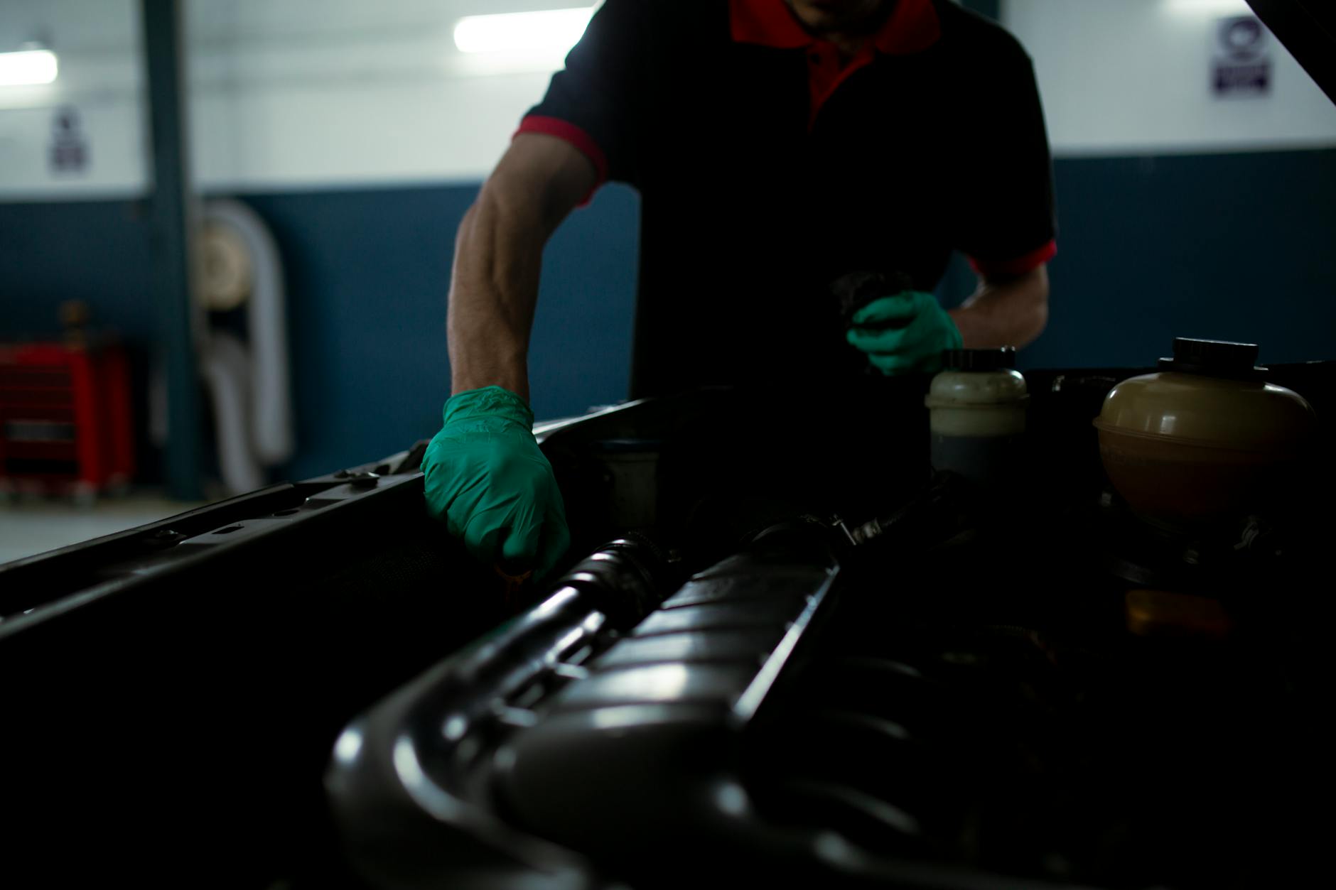 Mecánico trabajando en un motor en el taller AutoFix Elche